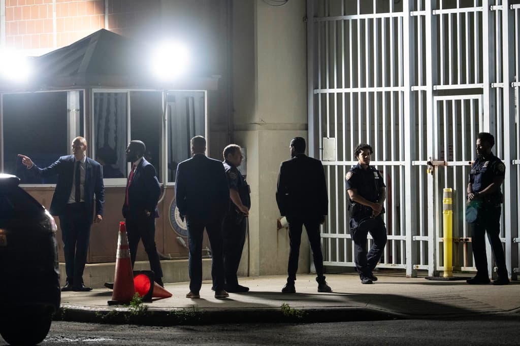 A las afueras del Centro de Detención Metropolitano de Brooklyn había una presencia inusual de agentes, durante el proceso de traslado al tribunal del exdirigente 
<b>Maduro, quien ha descrito su arresto como un "secuestro"</b>.