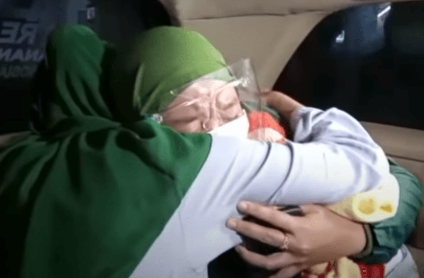 Gemelas en Indonesia se reencuentran 20 años después gracias a TikTok