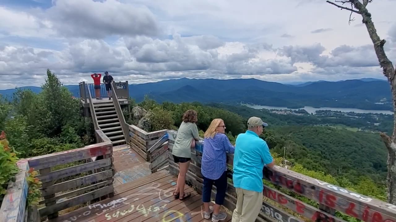 Quienes suben la plataforma aprovechan para tomar fotos y videos desde la cima.