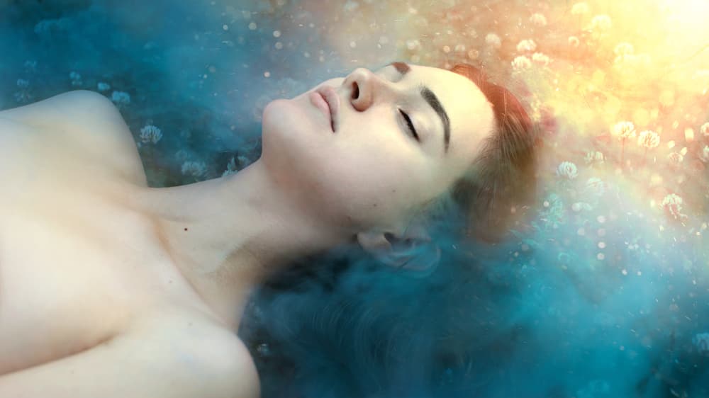 Estudios han demostrado que no sólo dormir bien ayuda a nuestra salud, sino también los sueños tienen el poder de ayudarnos, ya sea a curar cosas como la ansiedad o la depresión e inclusive advertirnos de alguna enfermedad que nuestro cuerpo esté ocultando.