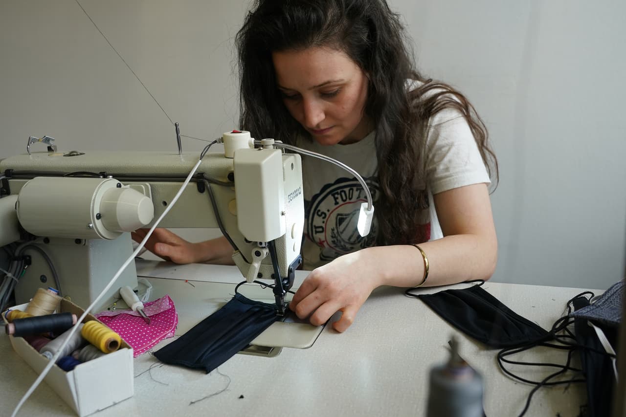 Los CDC han publicado algunos 
<a href="https://www.cdc.gov/coronavirus/2019-ncov/prevent-getting-sick/diy-cloth-face-coverings.html" target="_blank">tutoriales</a> para confeccionar tu propia mascarilla en casa.