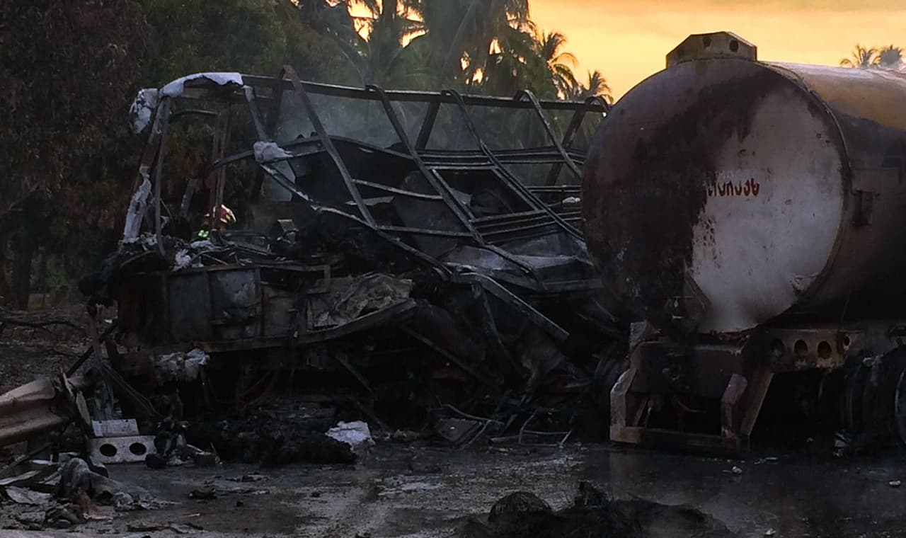 La procuraduría General de Justicia del Estado informó que ocho personas se encuentran internadas en el hospital Santa Clara de Lázaro Cárdenas. Las labores de paramédicos y bomberos Michoacanos es coordinada por agentes del Ministerio Público de Guerrero.