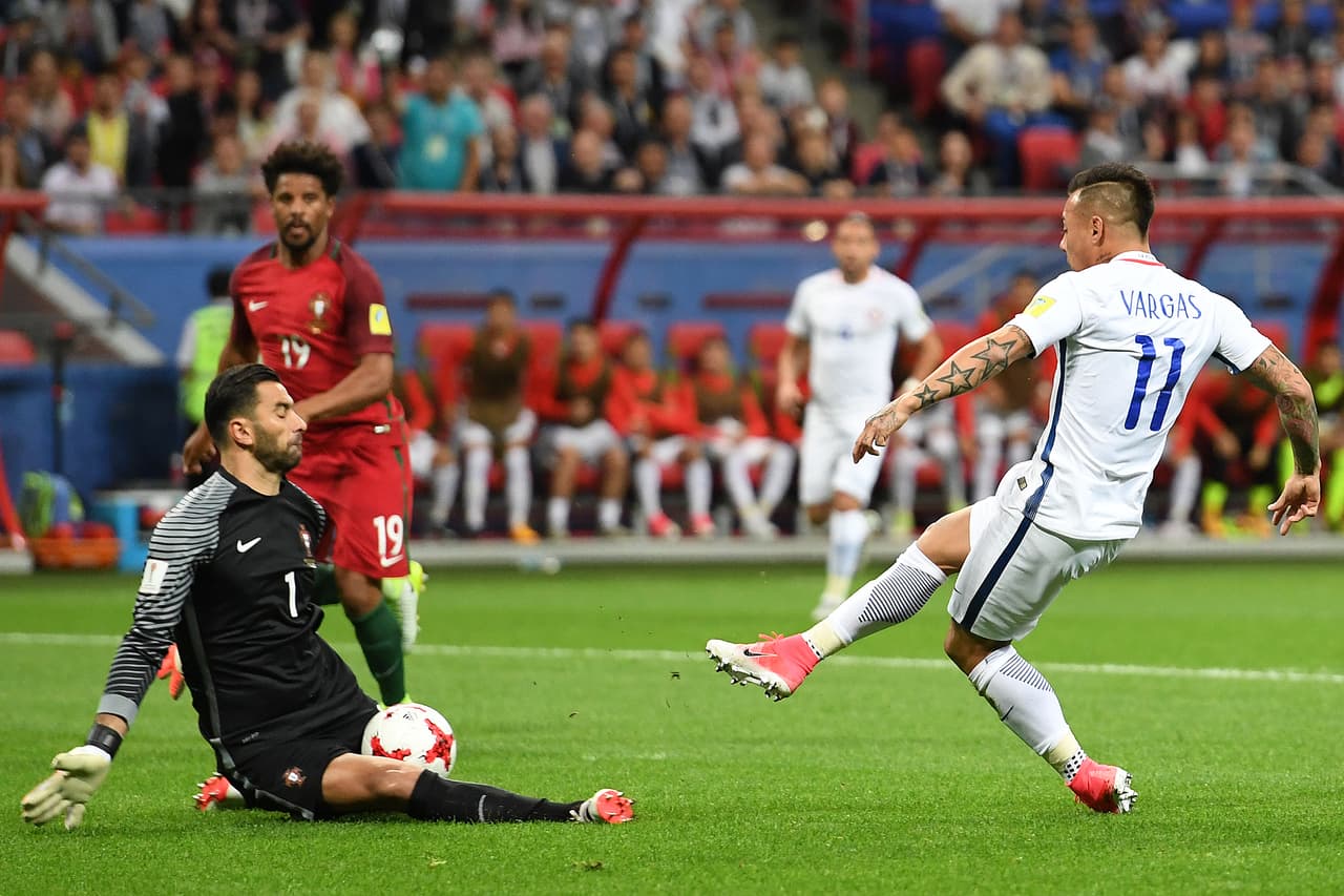 Chile por poco sorprende con una llegada clara que tuvo Eduardo Vargas pero que achicó bien Rui Patricio al inicio del encuentro.