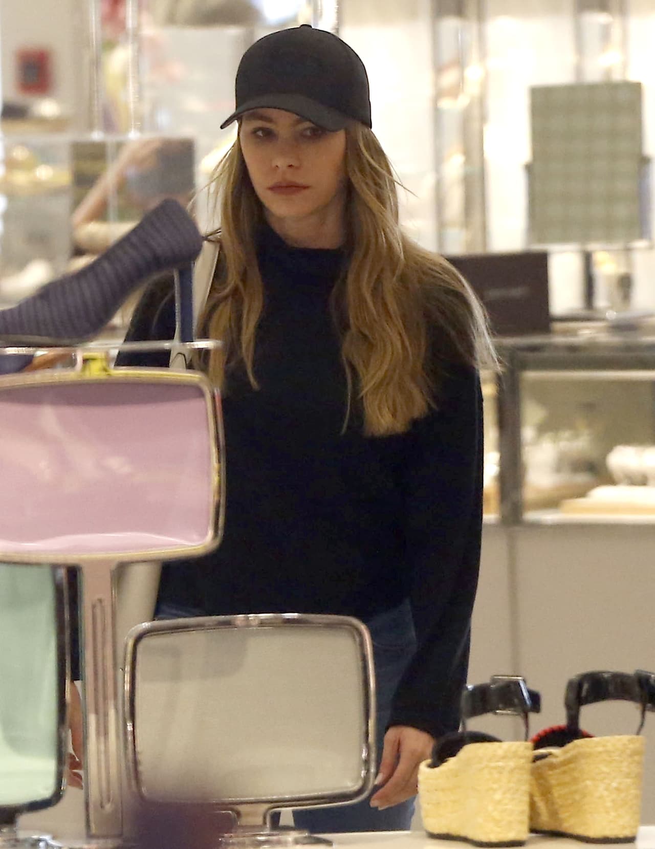 Seguramente extrañando a Joe, que anda en el trabajo.