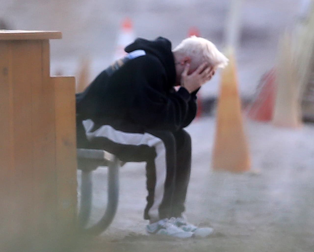 Cuando ella regresó a la sesión, a Bieber, de 25 años, lo fotografiaron los paparazzi solo y 
<b><a href="https://www.univision.com/famosos/justin-bieber-acude-a-un-concierto-de-mason-ramsey-de-incognito-y-le-deja-un-mensaje-de-agradecimiento-video" target="_blank">lucía aburrido</a></b> con sus manos en el rostro. 
<br>