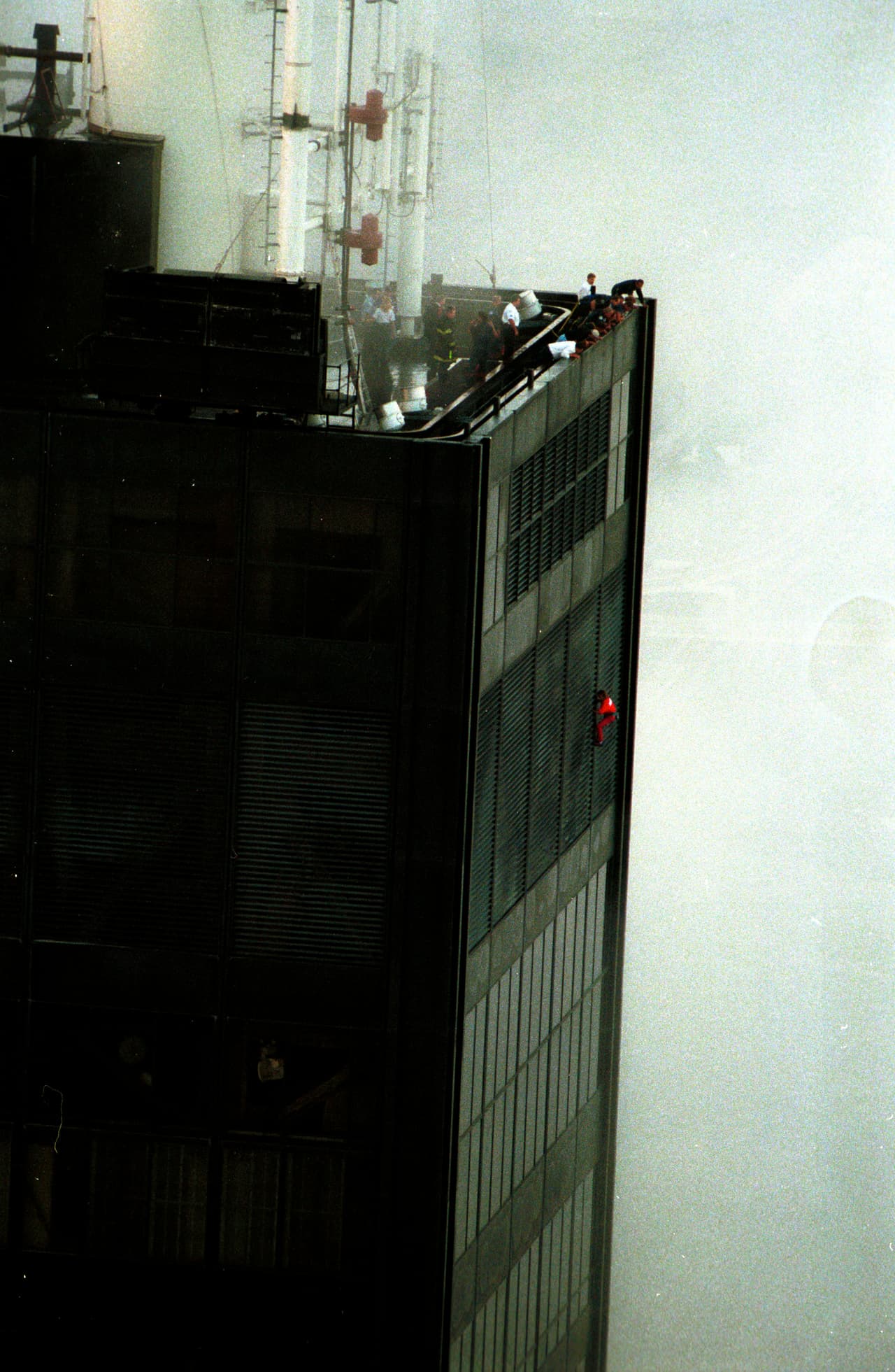 Robert ha escalado distintos edificios y estructuras que incluyen la Torre Eiffel, la Ópera de Sydney, el Empire States de Nueva York y el Burj Khalifa de Dubai, el edificio más alto del mundo. En la fotografía cuando se acercaba a la cima de la torre Sears de Chicago, en 1999.