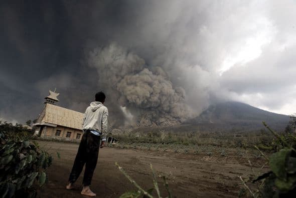 El volcán Sinabung entró en erupción en agosto de 2010 por primera vez en 400 años.
