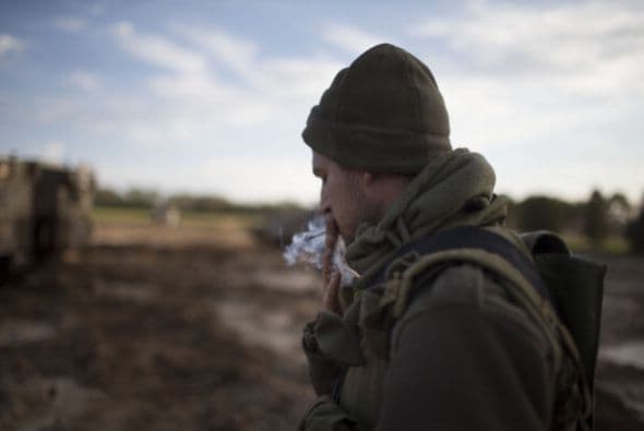 Los próximos pasos del movimiento islamista Hamás y de Israel son claves para detener la espiral de violencia que estalló el miércoles en la zona, en un aparente intento de la Yihad Islámica de arrastrar a ambas partes a un nuevo conflicto armado. "Israel considera a Hamás responsable de todo lo que ocurre (en Gaza): es el que ejerce la soberanía y el que debe responder por todo lo que ocurre", declaró un alto mando militar israelí en la zona, que reconoció que en los últimos meses no ve a milicianos de este grupo "participar en acciones terroristas". Para la Yihad Islámica, lanzar cohetes es "un medio excelente para avergonzar a Hamás, con el fin de demostrar que son ellos los que definen la agenda (política) en Gaza, mientras Hamás ha abandonado la yihad y la resistencia (armada) en busca del poder", escribe hoy el experto israelí en asuntos árabes y de Oriente Medio, Avi Isajarov. Organización mucho más pequeña, versátil e ideológica que Hamás, y sobre todo sin responsabilidades de gobierno, la Yihad trata de reavivar la lucha armada y "hace grandes esfuerzos para arrastrar (a ambas partes) a un nuevo conflicto", apelando en esta ocasión a la muerte de tres de sus hombres. Netanyahu debe decidir ahora "si quiere más violencia o seguir el toma y daca habitual con las milicias", subraya el académico.