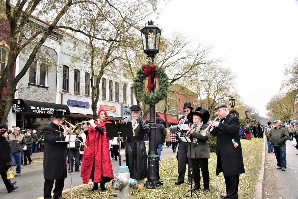 <b>Wellsboro</b>
<br>Esta ciudad del 
<a href="https://www.visitpa.com/region/pennsylvania-wilds/wellsboro" target="_blank">centro-norte de Pensilvania</a> cuenta con un increíble centro lleno casi exclusivamente de tiendas y restaurantes locales. Al anochecer, el teatro de la década de 1920 y las farolas de gas emiten un brillo cálido que seguramente te hará sentir un poco de paz en la tierra.