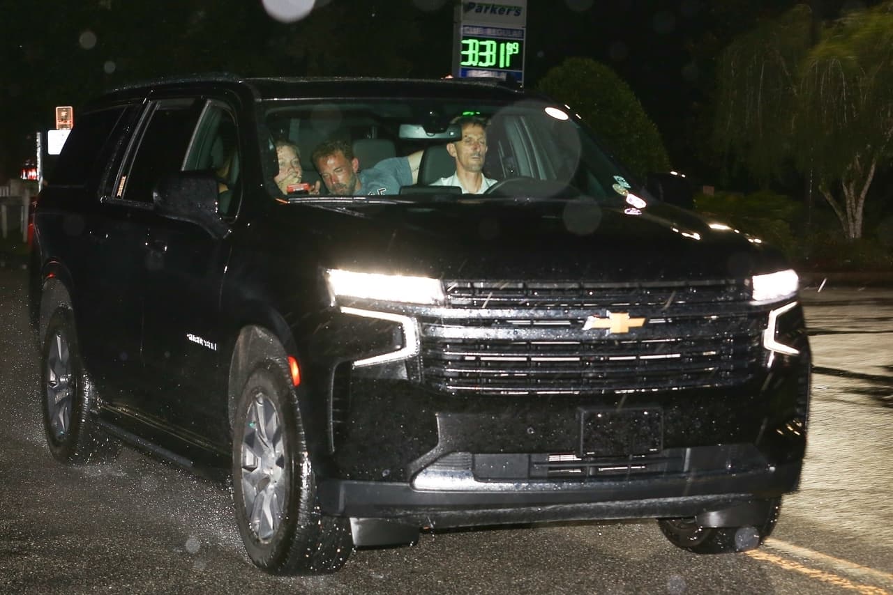 Pero aparentemente la celebración no le cayó bien al artista de 50 años y quedó en evidencia con estas nuevas fotos en las que fue captado el día posterior al evento. 
<br>