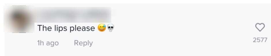 Ante esa imagen, hubo quien escribió en los comentarios: 
<b><a href="https://www.univision.com/entretenimiento/los-labios-de-kylie-jenner-vuelven-a-ser-polemica-y-esta-vez-la-pequena-kardashian-robo-mas-que-un-beso-video" target="_blank">"Los labios, por favor". </a></b>
<br>