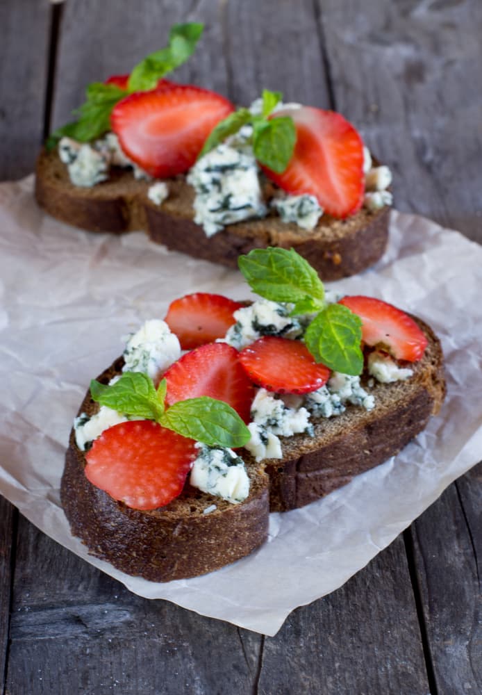 Tomates y fresas horneados. Quieres experimentar un sabor diferente, prepara unos sencillos bocadillos con tomates cherry, fresas y otros ingredientes como queso de cabra y el toque de la albahaca. ¡Deliciosos!