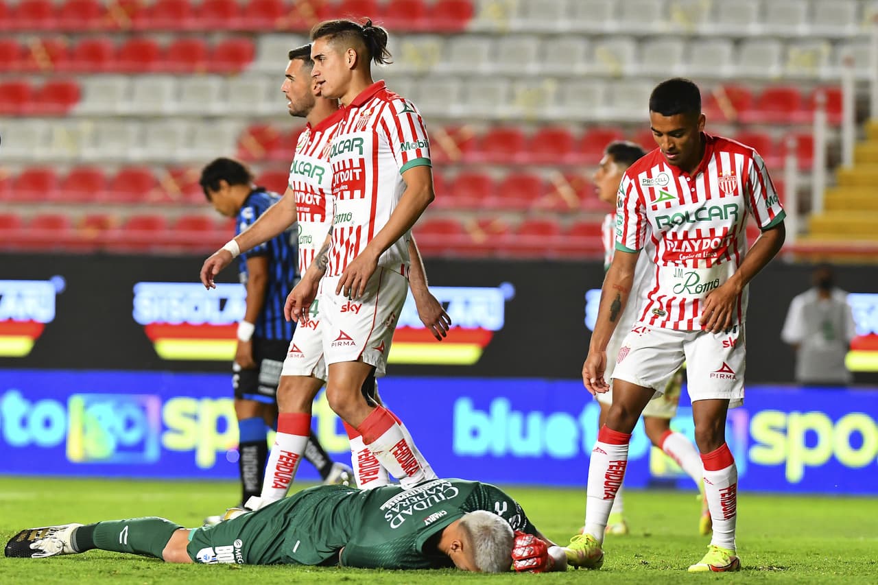 Con un solitario gol de Heriberto Jurado, Necaxa volvió a la senda de la victoria al vencer a Gallos Blancos en un partido con muchos tintes de llamados por la paz tras los acontecimientos violentos en Querétaro.