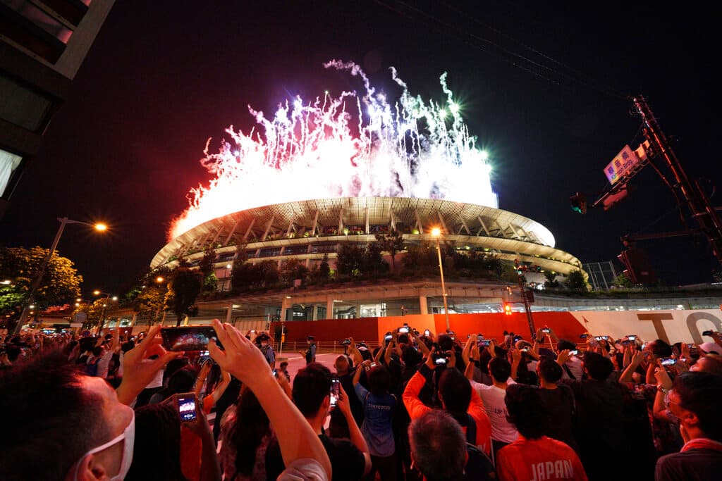 En las afueras de la instalación deportiva, cientos de personas se congregaron para hacer fotos y ver la ceremonia desde afuera, en especial los fuegos artificiales. También hubo una protesta, custodiada por la policía.
