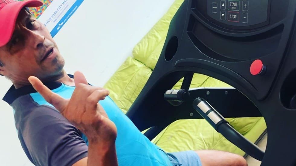Germán Silva corre maratón en casa y honra a médicos y enfermeras