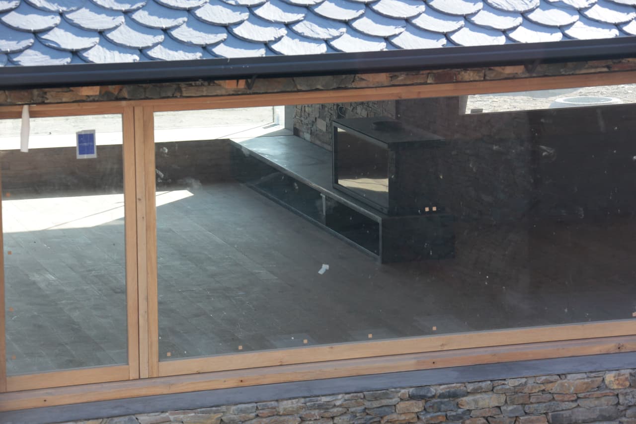 Aquí se puede observar el piso de madera.