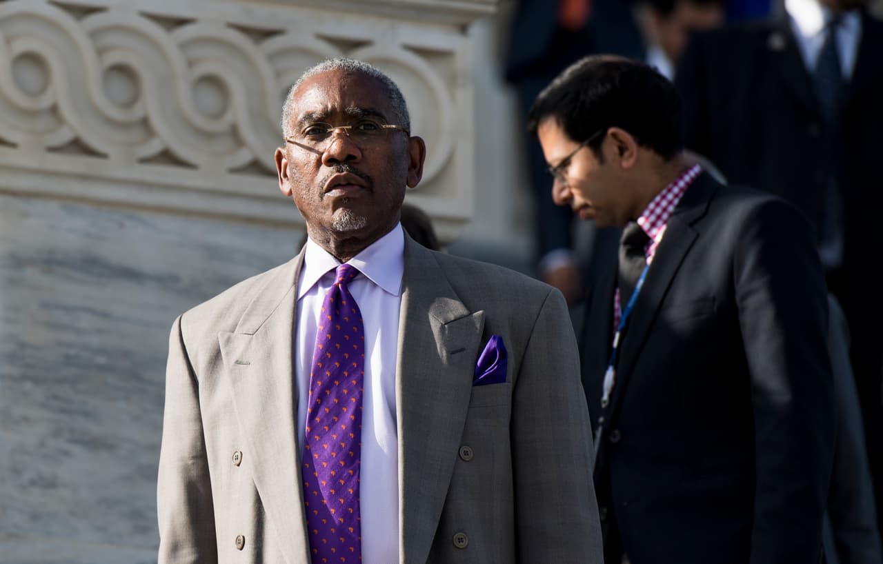 "[Trump] no encaja con el cargo de Presidente y necesita salir inmediatamente. Es una amenaza al orden nacional y es una amenaza al orden mundial internacional", subrayó Gregory Meeks.