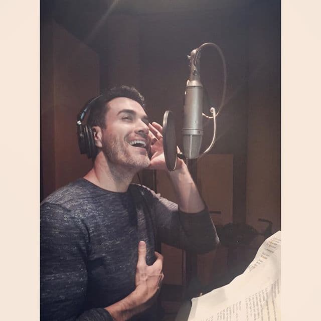 Además de eso, se encuentra triunfando en la música, con su disco "Volverte a Enamorar" y su obra de teatro "Divorciémonos Mi Amor".