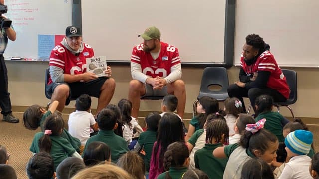 Entre los jugadores que llegaron a la escuela se encontraban el número 90, Kevin Givens; el 35, Dontae Johnson; el 60, Daniel Bruinskill, y el 63, Ben Garland.