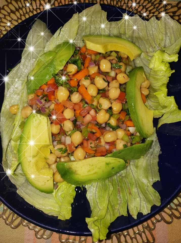 <b>Ingredientes</b>
<br>2 aguacates Hass
<br>3 tazas de garbanzos cocidos (lavados y secos)
<br>2 tallos de apio picados
<br>1 pimiento picado
<br>2 zanahorias picadas
<br>1 limón, el jugo
<br>½ taza de cilantro picado
<br>1 pizca de sal
<br>1 pizca de pimienta
<br>3 hojas de lechuga (puede ser romana)