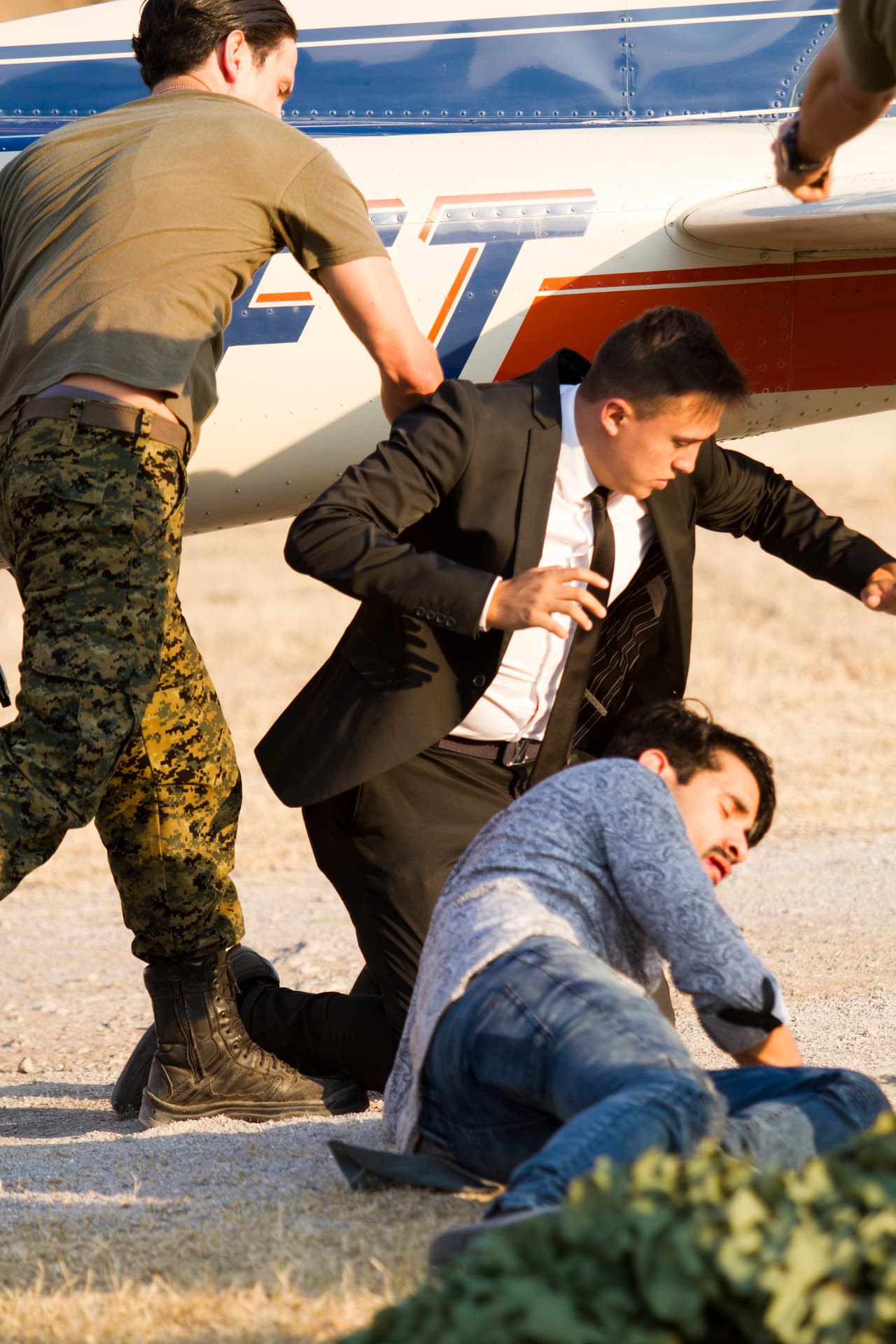 Después de acabar con los hombres de Óscar, se ocultó para sorprender a Yolanda.