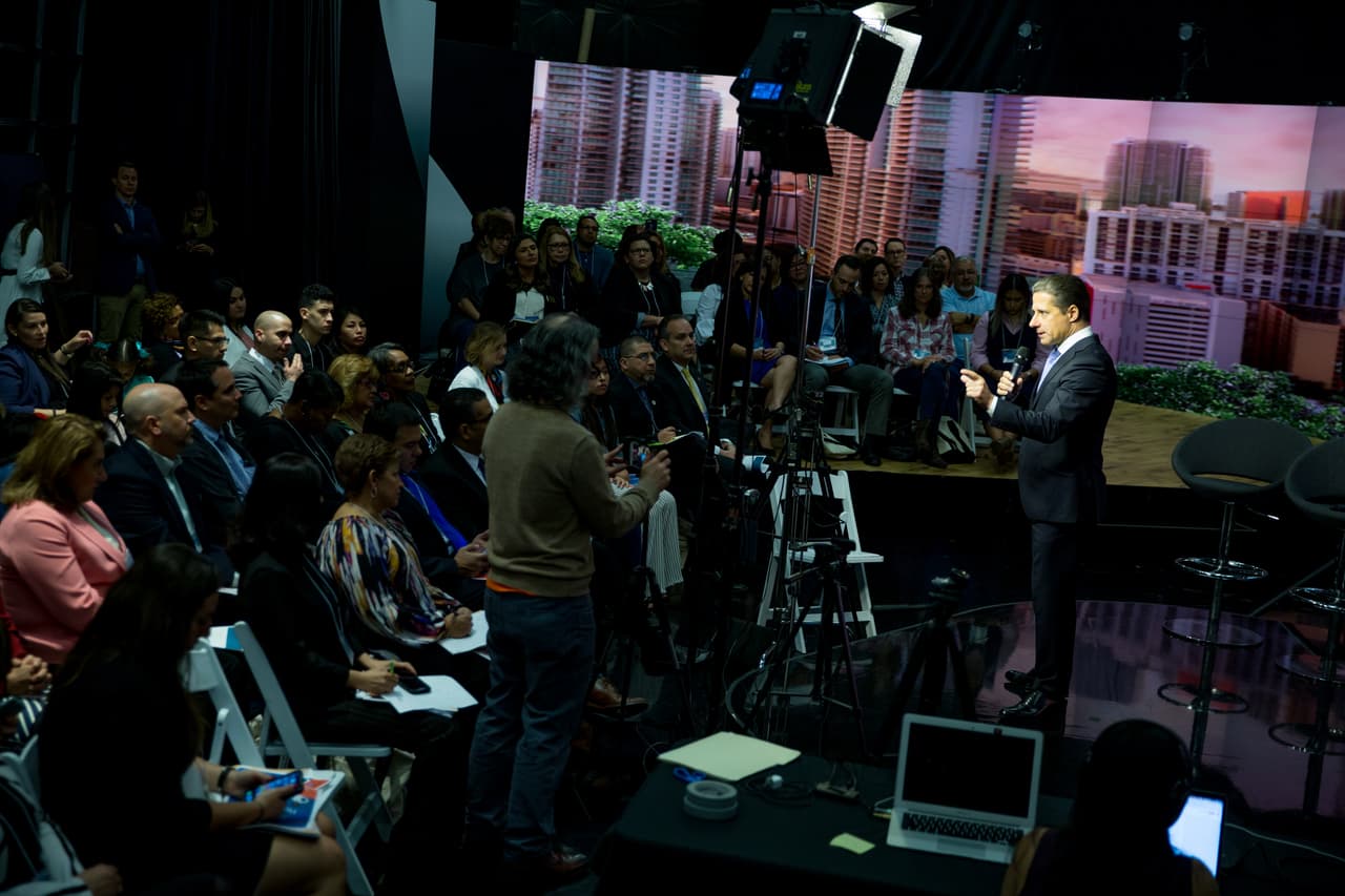 Alberto Carvalho, superintendente de Escuelas Públicas del Condado de Miami-Dade: “Sin importar su país de origen o sus habilidades, todos nuestros estudiantes sueñan con ser alguien… Hay una brecha académica entre los estudiantes latinos y sus compañeros no-hispanos. Ellos tienen los mismos genes … no hay ninguna razón por la que deberían estar rezagados”.