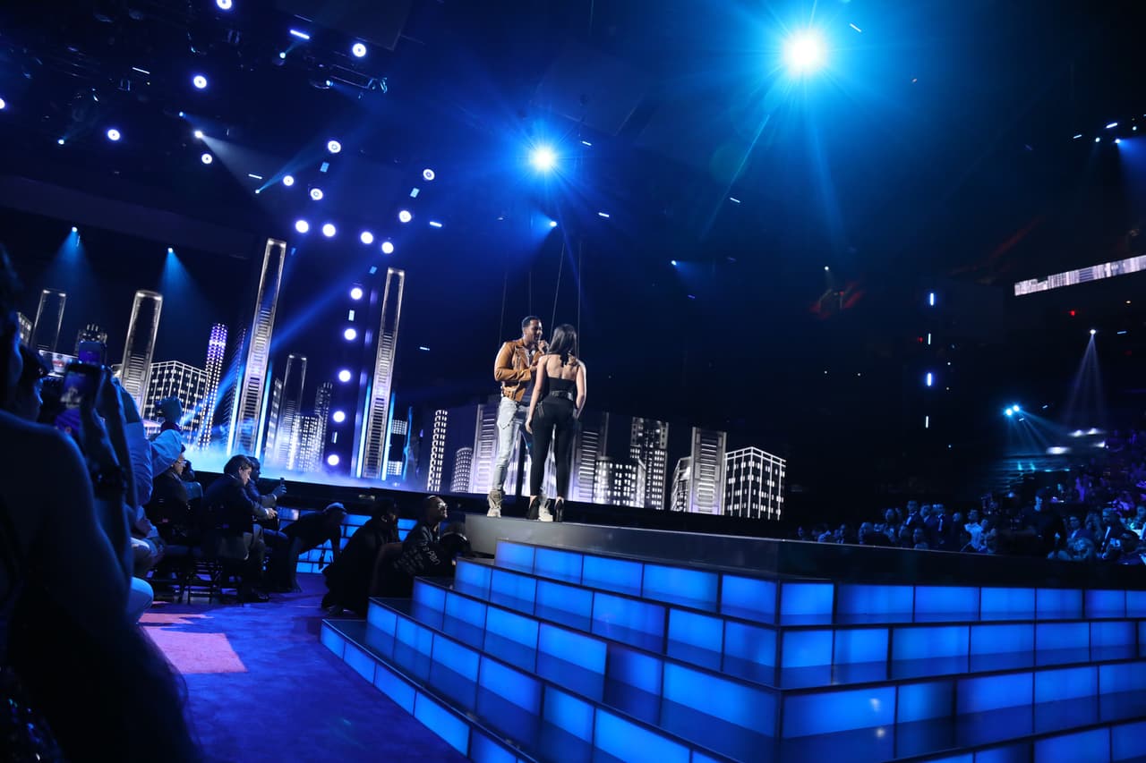 Tal y como en su video, Romeo se elevó.