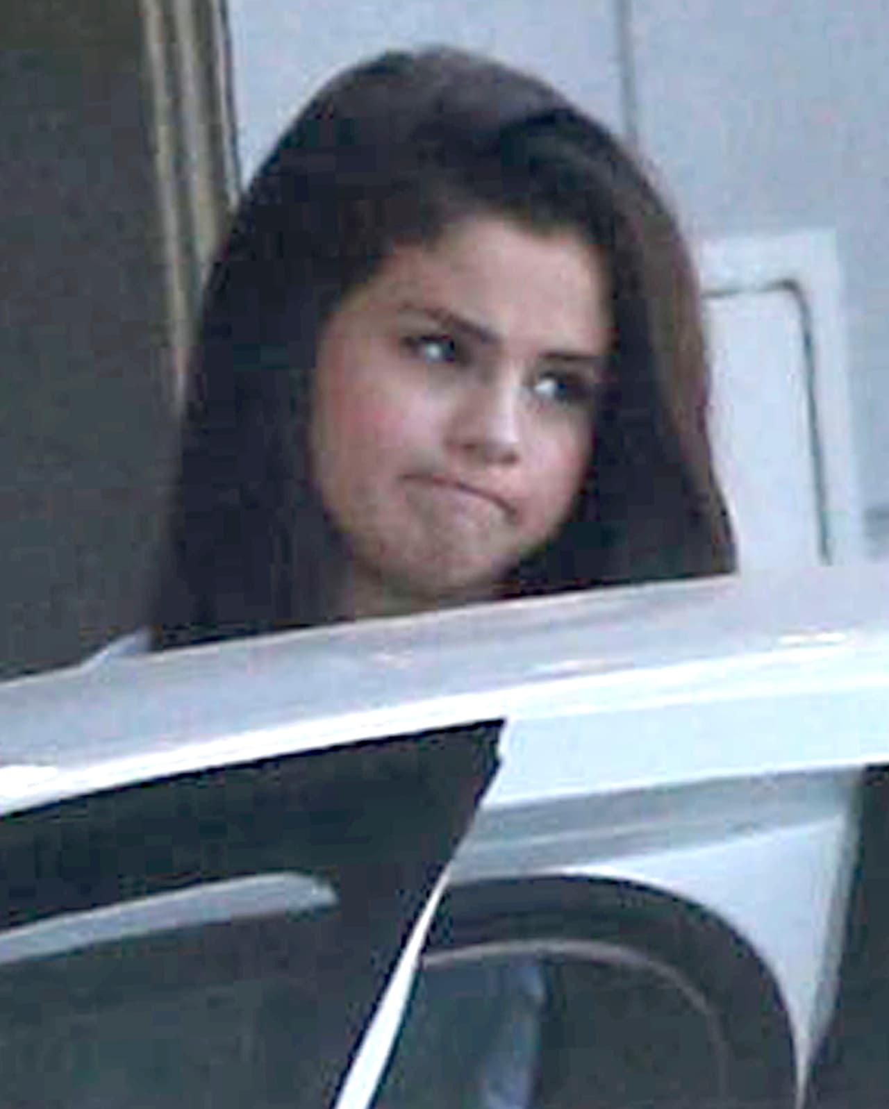 Sin embargo, esa boda no tuvo ningún peso en sus planes. 
<b>Selena Gómez contó que llevaba dos años posponiendo</b> el lanzamiento de una producción y tras someterse a un proceso de sanación física y emocional, fue ahora que se sintió lista para regresar a la música.