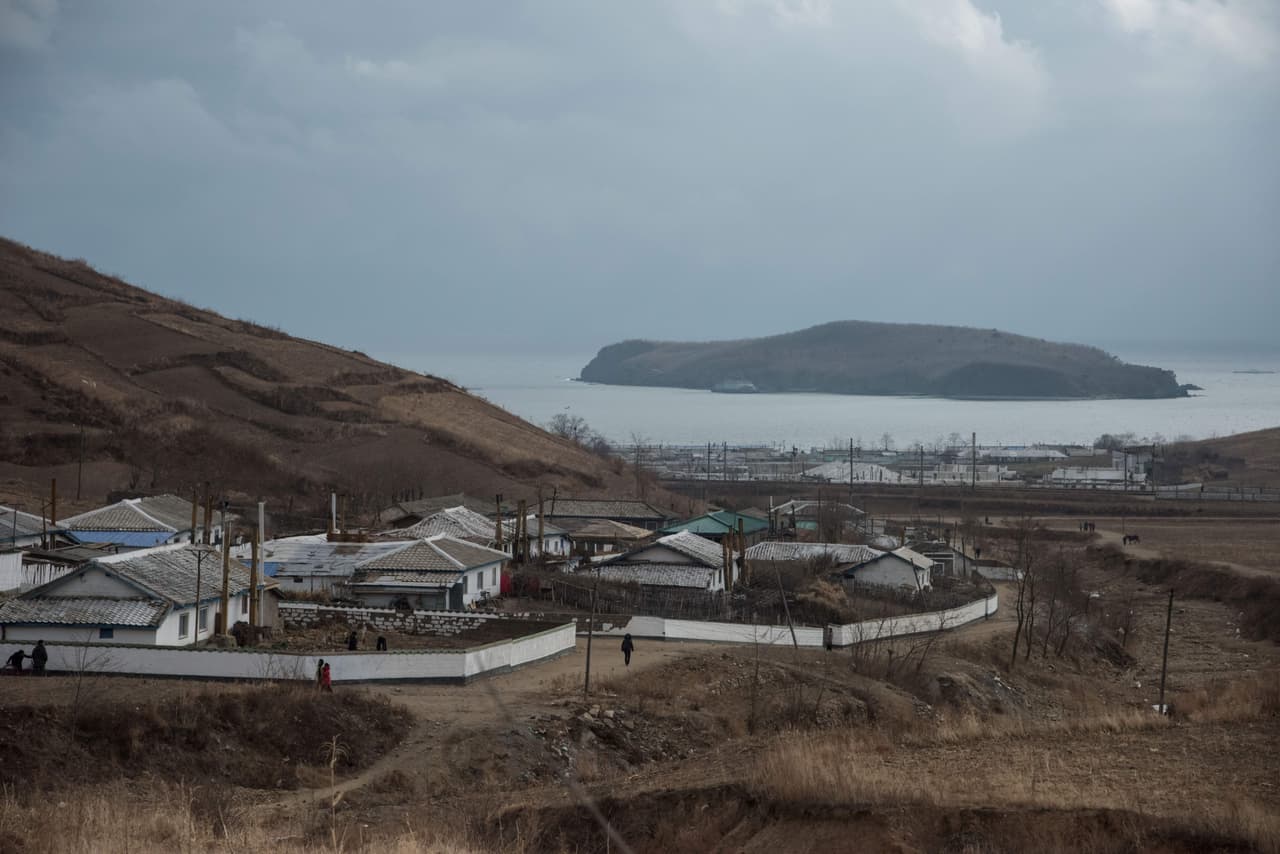 En una Corea del Norte profundamente rural, Ed Jones se topó con vestigios de una pasada industrialización detenida en el tiempo y fotografió la evidencia de fábricas olvidadas, casi en ruinas. 
<br>ED JONES/AFP/Getty Images