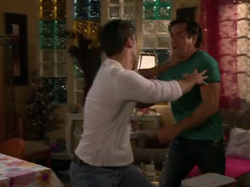 Al que no le agradó mucho esta noticia es a Ari. Enseguida que se enteró fue a la casa de Doris donde casualmente se encontró con Orlando y le propinó tremendo golpazo.