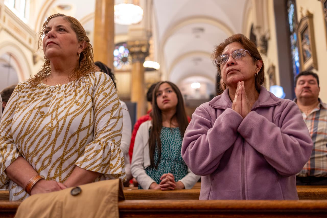 Decenas de personas acudieron a la iglesia del Sagrado Corazón de Jesús y San Patricio para la misa del Domingo de Pascua el 31 de marzo de 2024 en Baltimore, Maryland.
<br>