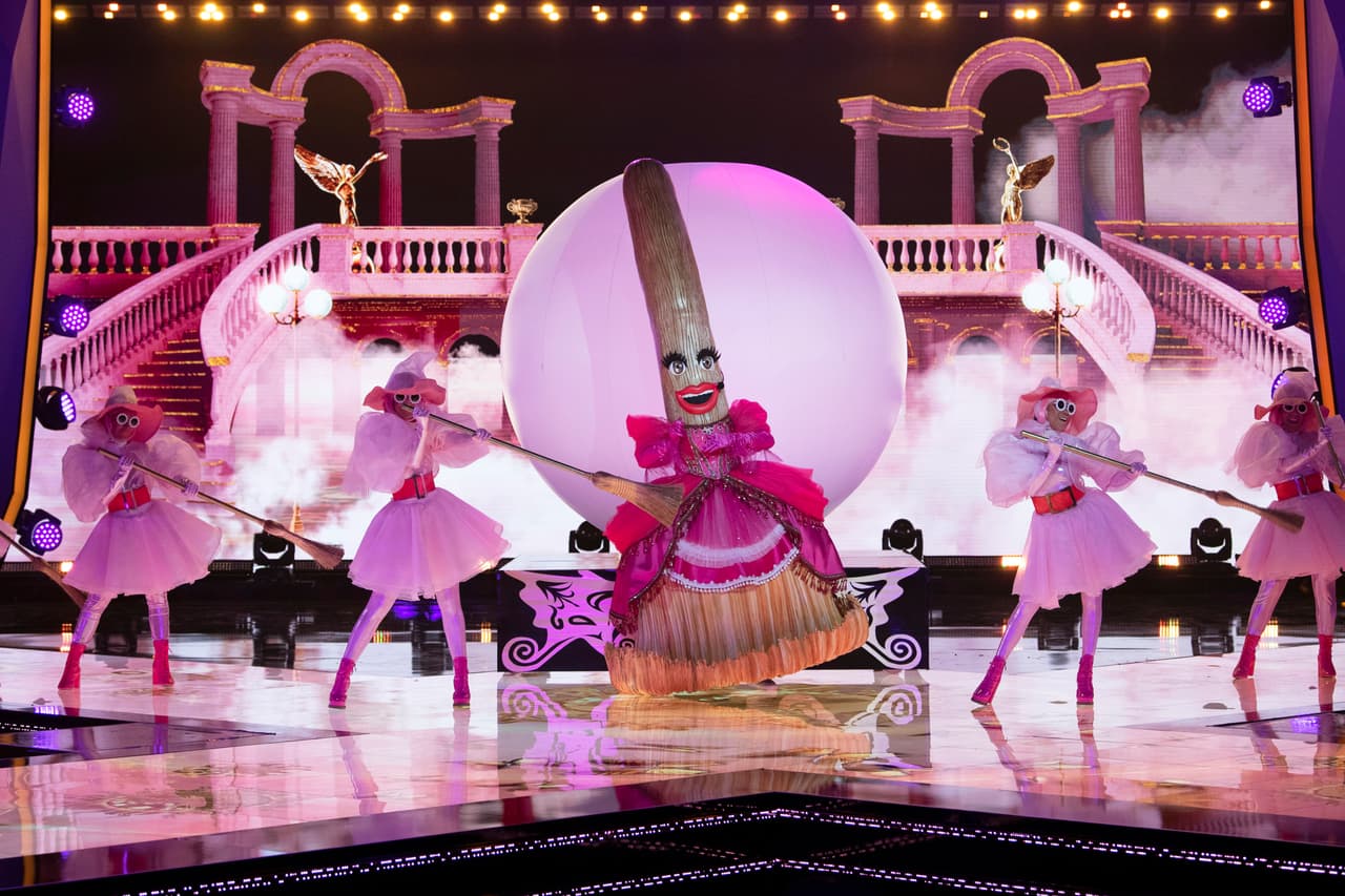 Escoba confundió a todos pues primero pensaron que era mujer y al cantar los investigadores creyeron escuchar la voz de un hombre. Al final, en los pronósticos Juanpa dijo que podría ser Sofía Niño de Rivera, Yuri que Dana García y Galilea Montijo optó por Bárbara de Regil.
<br>