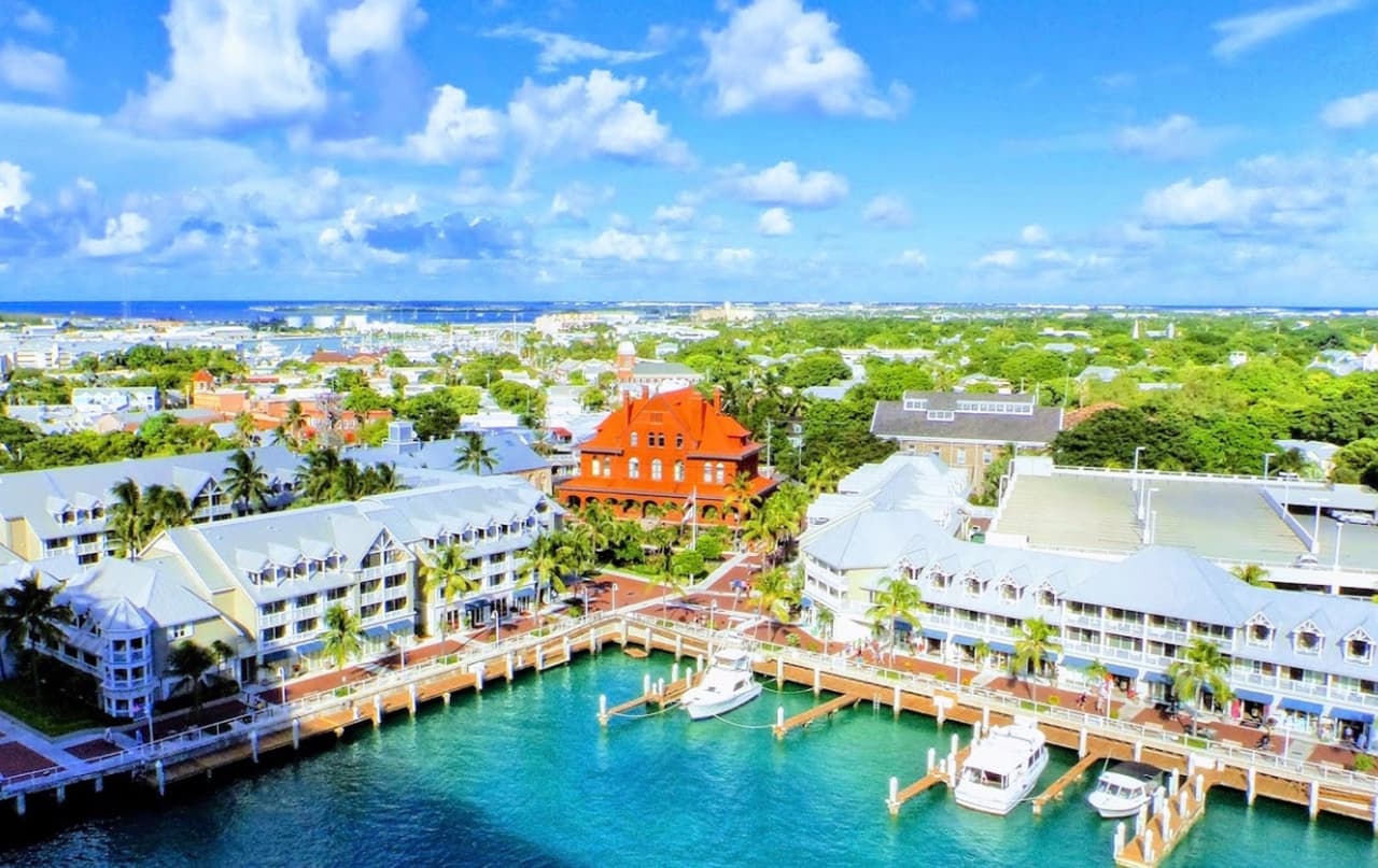 En la posición 8, la ciudad Key Weste en Florida promedia luz solar al año en un de 77.1%