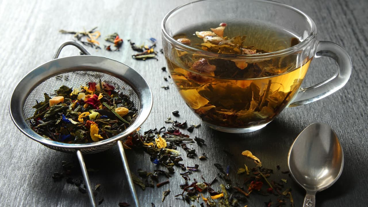 <b>Té de hierbas: </b>Muchos tipos de 
<b>té de hierbas</b> tienen beneficios que pueden ayudarlo a dormir. El 
<b>té de manzanilla</b> tiene un 
<b>efecto sedante</b> y también puede mejorar la calidad de tu sueño una vez que te quedas dormido. El 
<b>té de pasiflora </b>contiene aminoácidos que reducen la actividad que tiene lugar en el sistema nervioso central, lo que facilita la relajación. El 
<b>té de raíz de valeriana </b>y el 
<b>té de corteza de magnolia </b>también pueden reducir la cantidad de tiempo que lleva volver a dormirse.