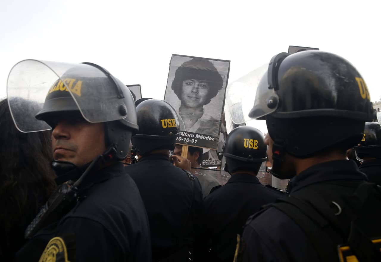 Su decisión se produjo tres días después de 
<b><a href="https://www.univision.com/noticias/america-latina/presidente-peruano-kuczynski-permanece-en-su-cargo-luego-de-que-la-oposicion-no-consiguiera-los-votos-para-destituirlo-por-sus-vinculos-con-odebrecht">evitar ser destituido por el Congreso</a></b>, que logró esquivar gracias a un grupo de 10 diputados fujimoristas díscolos, incluido uno de los hijos del exmandatario Kenji Fujimori.