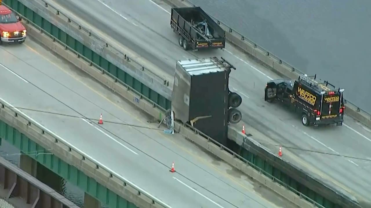 Camión de UPS queda colgando de un puente y se incendia en autopista de Indiana