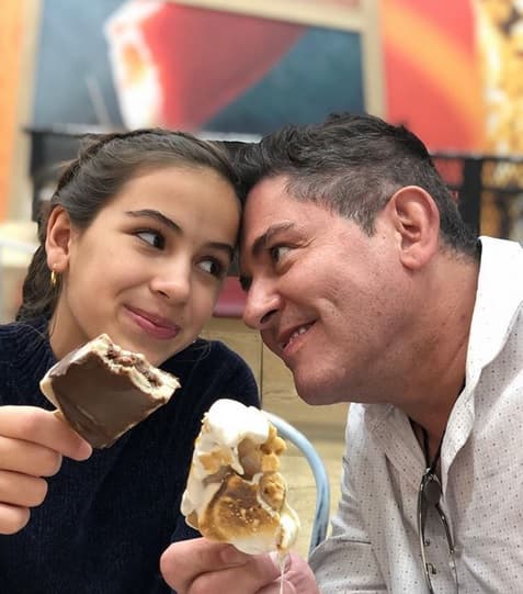 En una entrevista que su esposa concedió en octubre pasado a la revista 
<b><a href="https://peopleenespanol.com/mamas-y-bebes/ernesto-laguardia-y-su-esposa-patricia-rodriguez/" target="_blank">People en Español</a></b>, destacó la labor del actor como padre: "Lo admiro mucho como actor y como conductor, pero más como papá. 
<b><a href="https://www.univision.com/famosos/ernesto-laguardia-teme-que-su-hijo-quiera-ser-soldado-ahorita-no-tiene-edad-para-decidirlo-video" target="_blank">Como papá es un hombre entregado</a></b>; siempre hace tiempo (para sus hijos)".
<br>