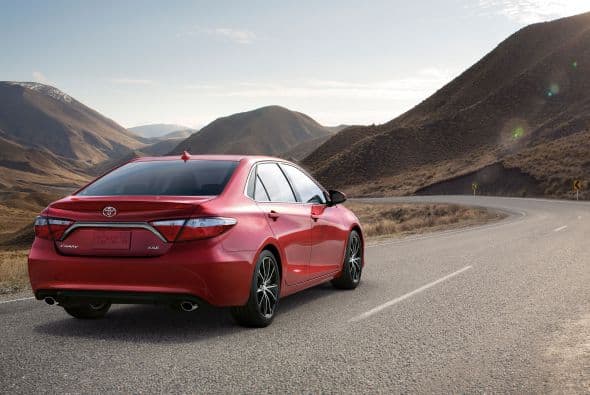 Medianos con precio moderado: Toyota Camry 2015- En cuestiones de seguridad, el Camry ha recibido las más elevadas condecoraciones. Cuenta con diez airbags y refuerzos estructurales en acero de ultra alta resistencia. Además, posee los más avanzados sistemas activos: Toyota Star Safety System (ABS, EBD, BA, SST, TRAC y VSC+EPS).