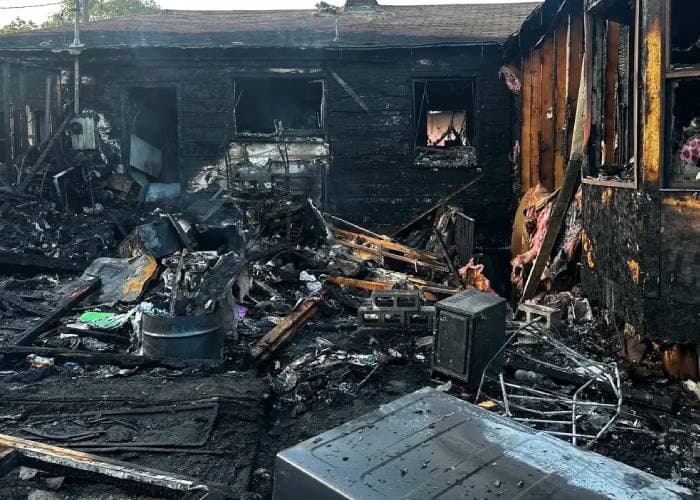 Las llamas arrasaron con todo lo que había dentro de la casa.