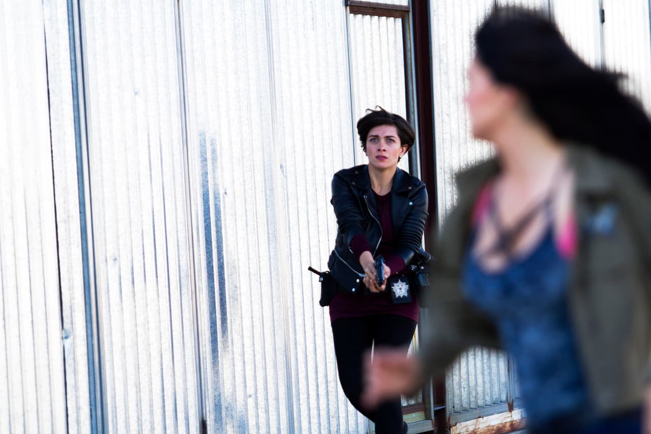 Mónica corrió tras Yolanda. Quería detenerla para poder encarcelar a los Lucio con su ayuda.