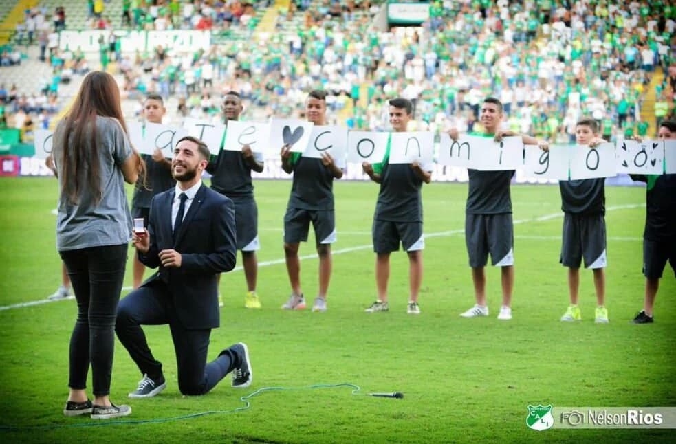 Futbolista colombiano le propone matrimonio a su novia ante 20 mil aficionados