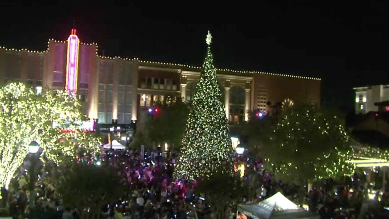 Los asistentes disfrutaron de una deslumbrante exhibición de 25 
<a href="https://www.univision.com/local/houston-kxln/cassa-navidena-houston-fotos">luces multicolores</a> sincronizadas con canciones navideñas.