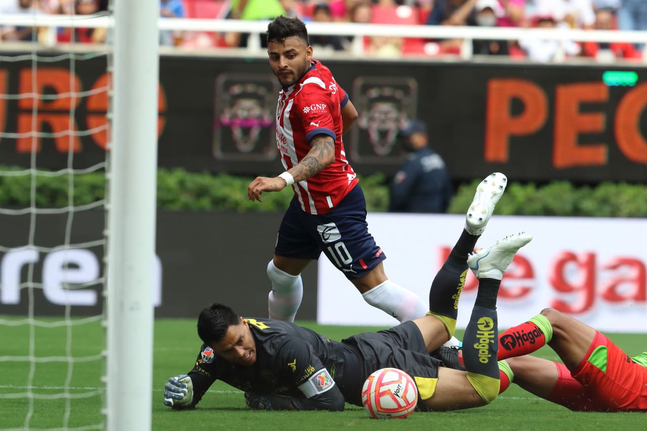 Al 11’, Carlos Cisneros abrió el marcador tras un rebote provocad por un desborde y un doble disparo de Alexis Vega dentro del área. Sin embargo, el VAR echó para atrás la anotación al percatarse que Cisneros se ayudó de su mano para meter el balón cuando esté rebotó en el poste al momento de barrerse.