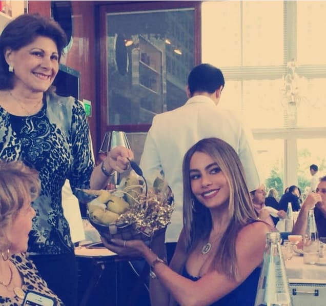 Hasta sus amigas la complacen con este tipo de regalitos.