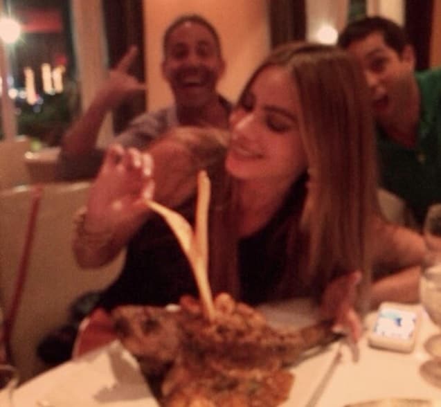 A esta belleza le encanta que sus amigos la consientan.