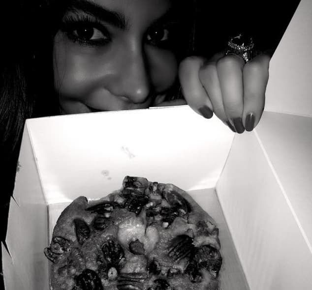 Sus selfies con comida ya son parte de su álbum de Instagram.