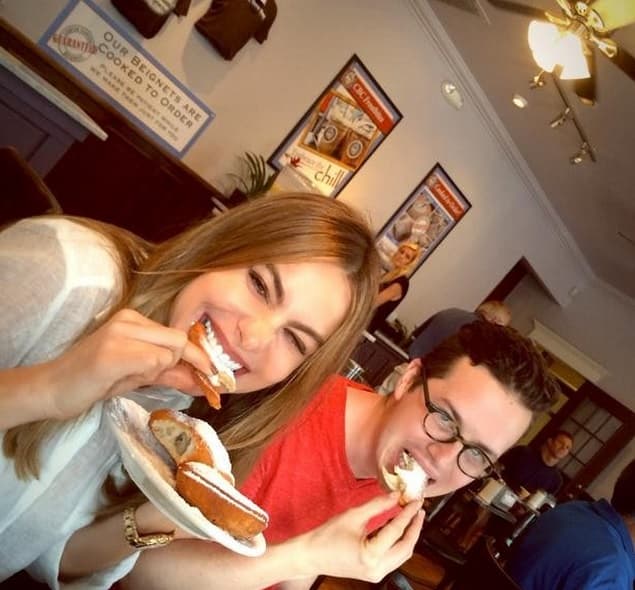 Parece que parte de la felicidad de Sofía radica en esos dulces gustitos que se da.