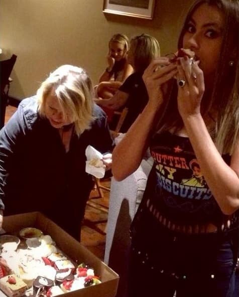 Hasta cuando trabaja disfruta dando probaditas de esos postres que tanto ama.