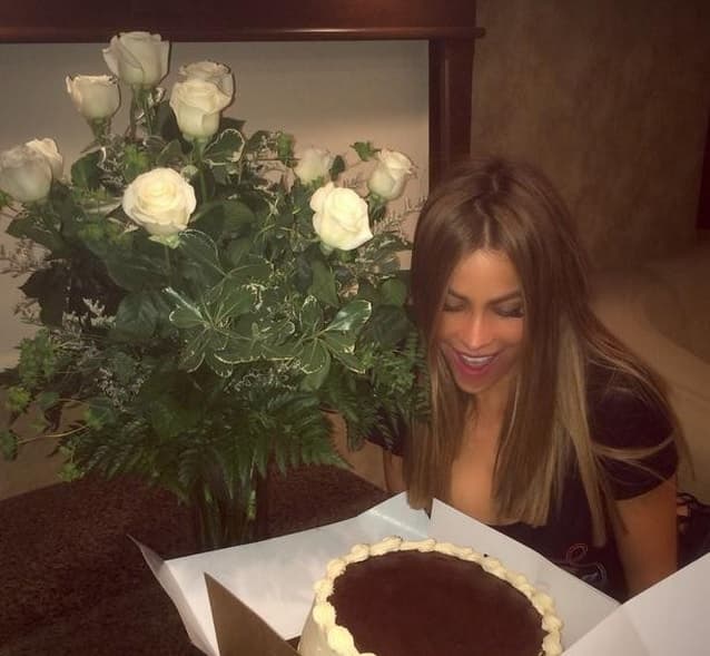 Pasteles, pasteles y más pasteles... así disfruta Sofía Vergara.