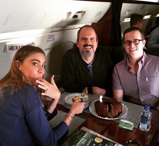 Ni en el avión para de comer todo aquello que le gusta.